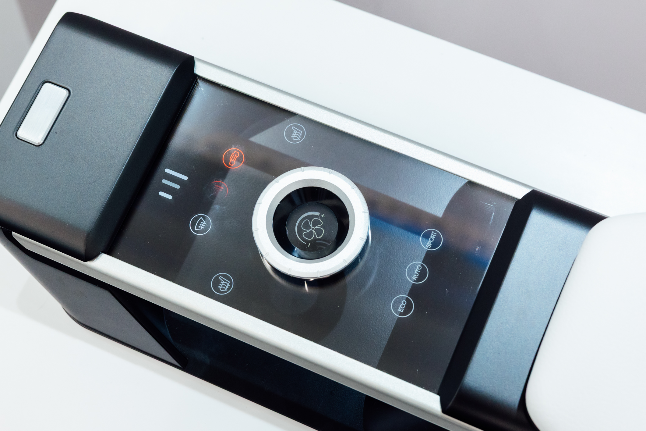 �ԘO���O(sh��)Ӌ(j��)�����CrystalSense Console����������օ^(q��)���턓(chu��ng)��ͻ�ƣ��������[���ں��s�����^�У������ÑҸ�ʽ���o���䲣������c����(d��ng)�|�X��?�����|�E���|݅���ֹ���r������ṩֱ�������h(yu��n)���Ļ������?��